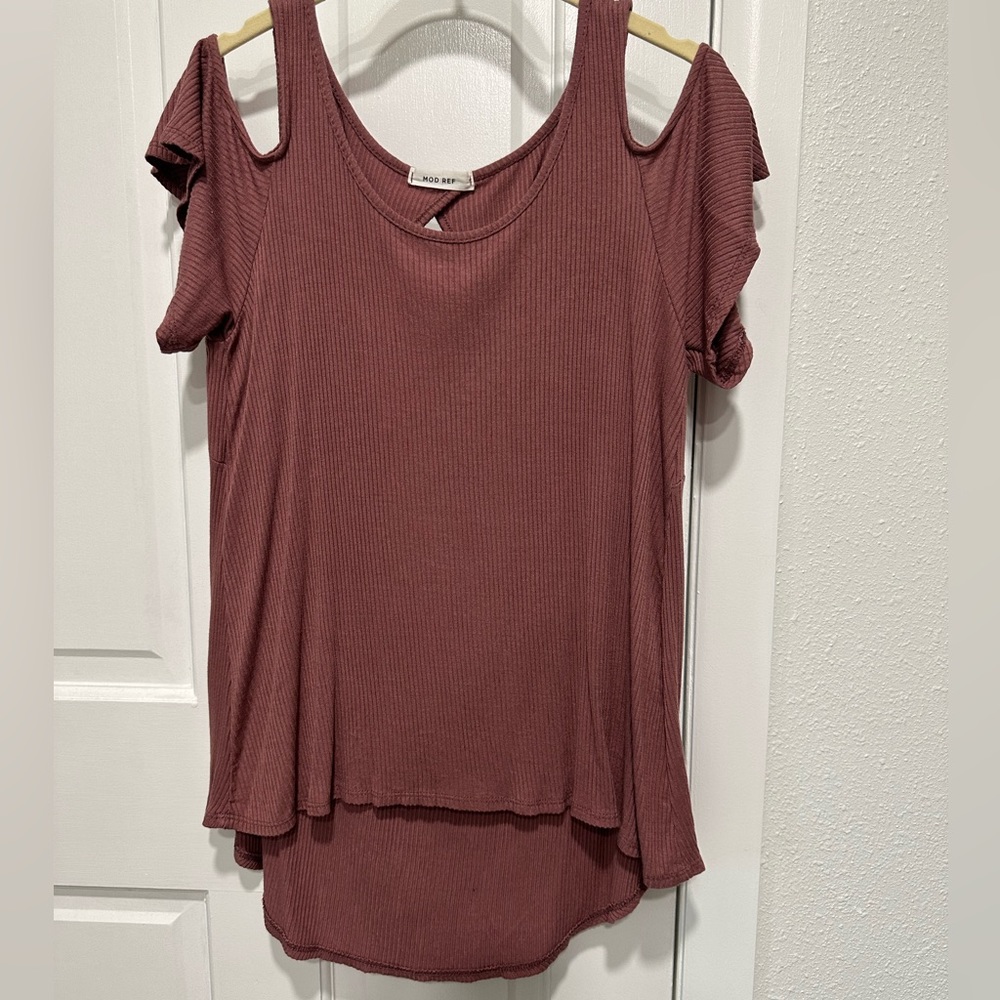 4/$25 Mauve top with off the shoulder sleeve & key hole cutout in back sz small